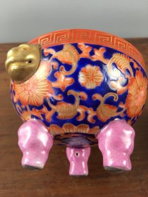珐琅彩熏香炉一个,纯手工绘画,包浆自然,保存完整。细节如图