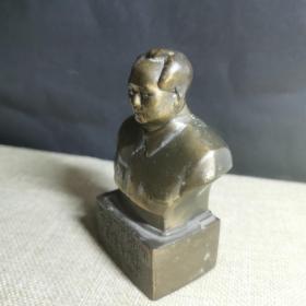 毛主席铜像。纪念开国领袖毛泽东同志1893—1976 毛主席半身雕塑像铜像