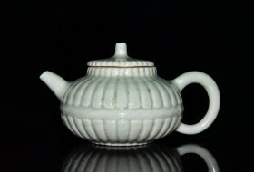 大清乾隆年制龙泉窑雕刻瓜棱酒壶 尺寸9.5x18.5cm