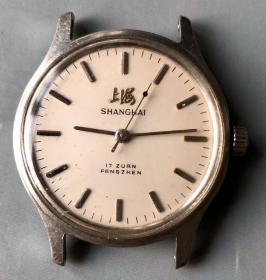 上海手表8120 
走时良好，功能正常，东风把头。机芯打磨较细腻，甲板也有改动，特点是稳定。物美价廉！