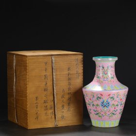 旧藏 清代 乾隆粉彩胭脂粉地缠枝花卉纹大盘口瓶