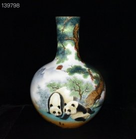 清代乾隆郎世宁珐琅彩熊猫天球瓶