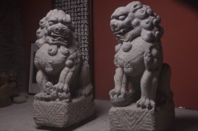 明代工，看家护院～青石【迎门狮】，不议价 尺寸：高98厘米底座宽35厘米 长52厘米