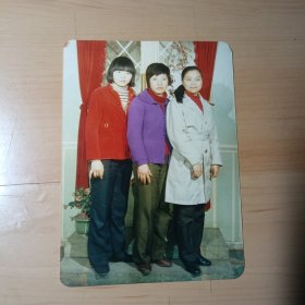 老照片–80年年代三个漂亮女孩在照相馆留影（中间女孩穿紫色针织衫）