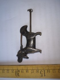 明清时期的精美狗型铜锁，少见品，和“中华铜锁”扉页所选用之锁为同一款，如图，完整可用