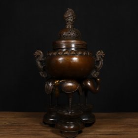 旧藏珍品 三鹤托宝铜炉 香熏炉 古色古香 品相依然极好，色泽雅致，包浆醇厚，古意盎然 造型素雅大方 器型大方，古韵十足 铜质细腻莹润，手感极为舒适，工艺精湛，黄金比例，器型十分规整！更显大气十足器型厚重，宝相庄严，形制端正；色泽雅致，古意盎然，品相极好，包浆醇厚。 规格约：口径13.8厘米 耳距27厘米 高50厘米 重约：6080克