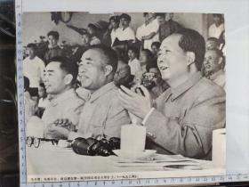 50-70年代老的的毛主席宣传画剪报图片正面“1959年毛主席，朱德委员长，周总理在第一届全国运动会主席台上”背面“毛主席和康生同志，陈毅同志，贺龙同志”(买家注意，是图片，不是照片。)