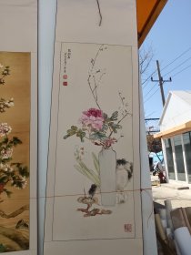 桔子格调 岁朝图 此幅绘花朝日出门赏花带回的各色鲜花插于瓶中，配以灵芝文石，更显清雅怡神。居廉擅没骨花卉，此幅得清新之致。新中式茶室挂画文艺瓶花清新客厅书房玄关装饰画 66*232