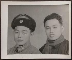 老照片，六十年代，佩戴汽车兵下士符号领章，解放军合影照