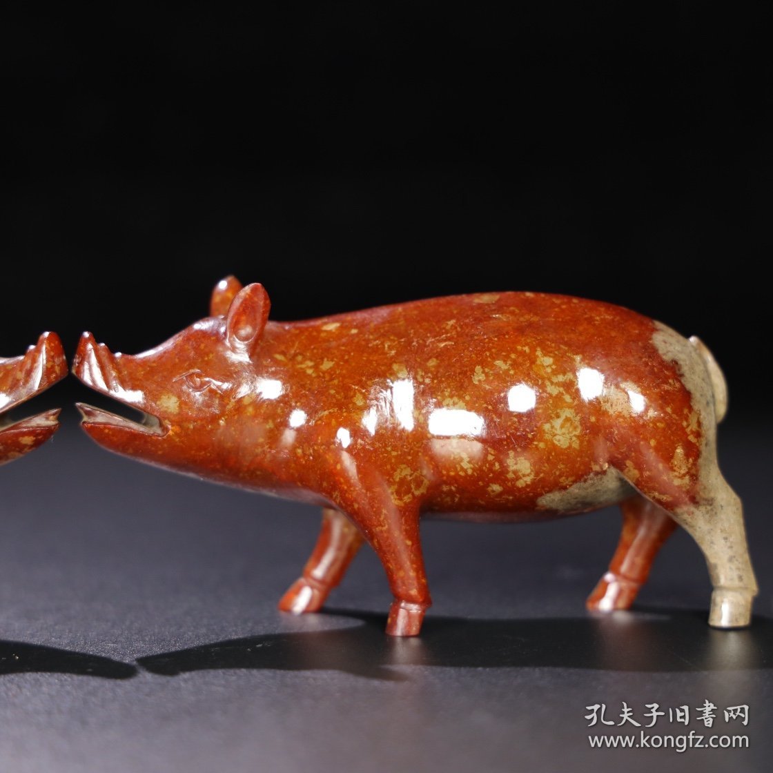 旧藏 和田玉猪一对，玉质细腻油润，包浆老道，尺寸 长 13厘米，宽 4厘米，高 6.8厘米，总重 662.5克