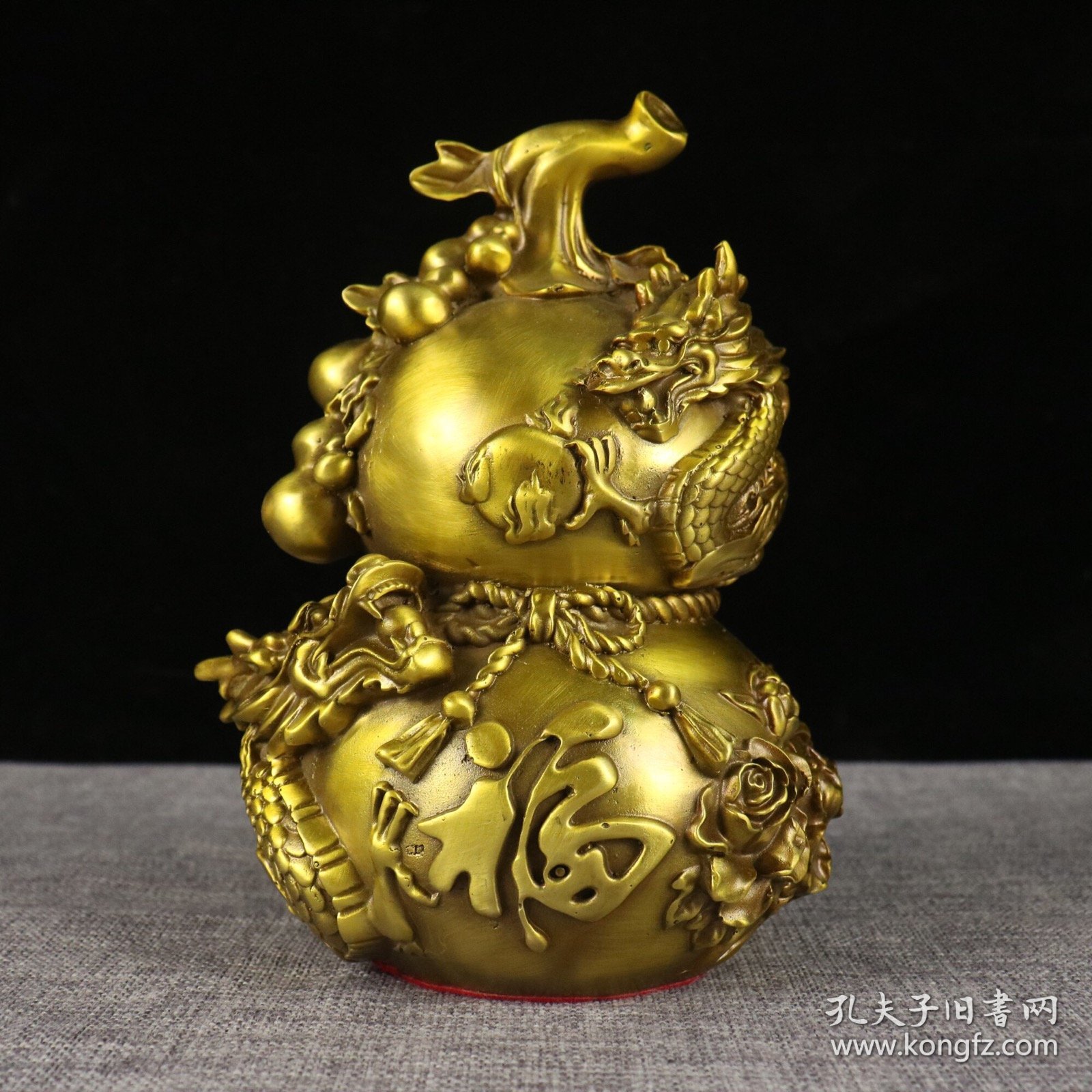 铜葫芦  祥龙献瑞葫芦 摆件，品相如图
直径15高20厘米
重2.2kg