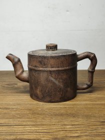 老窑柴烧，《鸣遠》刻字底款，老紫砂壶一把，出水流畅，断水利落，保存完整，收藏的佳品。