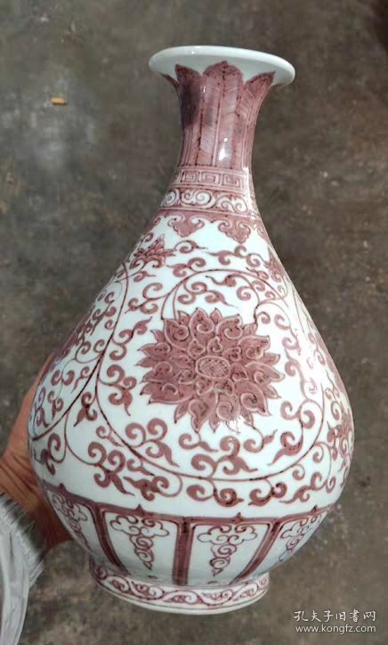 釉里红缠枝莲纹花瓶