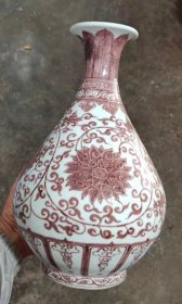 釉里红缠枝莲纹花瓶