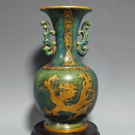 尺收藏品！宋官窑钧窑变刻字描金包口双耳赏瓶摆件：此造型美观精致，纯手工制作，做工精细。胎质细腻光滑，老味十足，自然磨损，极其少有。值得收藏。尺寸39x18厘米.