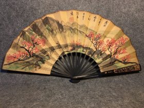 手绘纸折扇
长33厘米，宽3厘米，扇面展开60厘米