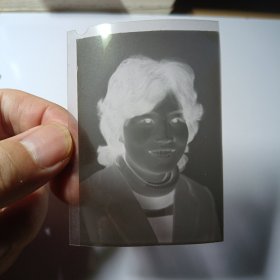 老底片–80年代长沙第一针织厂漂亮女工半身照黑白底片（1）