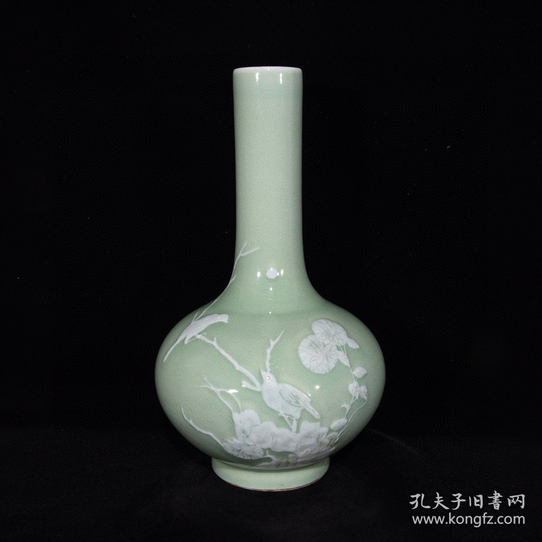 清康熙老底单色釉喜鹊登梅纹天球瓶