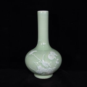 清康熙老底单色釉喜鹊登梅纹天球瓶