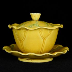 明弘治机油黄釉雕刻荷花纹马蹄饭杯 规格 9cm x 12cm
