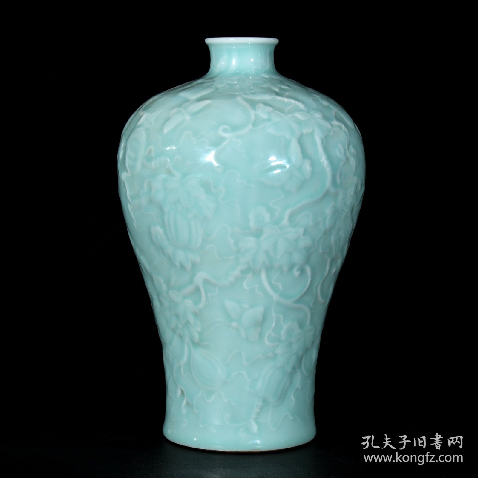 清乾隆粉青单色釉雕刻瓜蝶纹梅瓶；32x18厘米