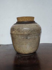 清代瓷茶叶罐，全身细路开片纹，器型规整古朴，釉面光润，包老保真，口径8，腹径15，高15厘米，手工上下接胎工艺，内外施釉，口沿和底足有几个老飞皮，余完好，保存不错，可收藏、使用、古董摆设等。