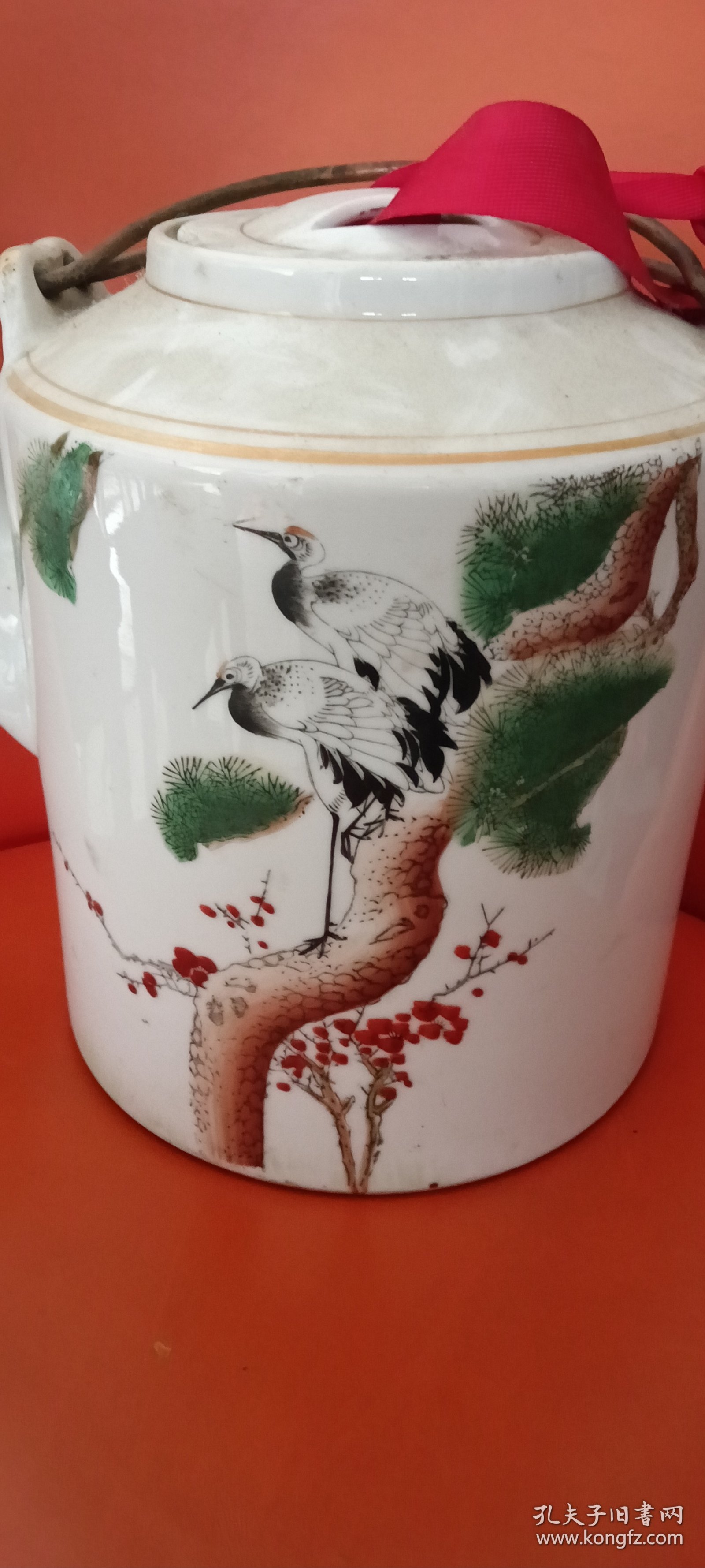 手绘粉彩松鹤大提梁壶，口径11cm，底径18cm，高22.5cm，壶盖有小磕，壶嘴边缘有小飞皮。