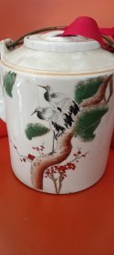 手绘粉彩松鹤大提梁壶，口径11cm，底径18cm，高22.5cm，壶盖有小磕，壶嘴边缘有小飞皮。