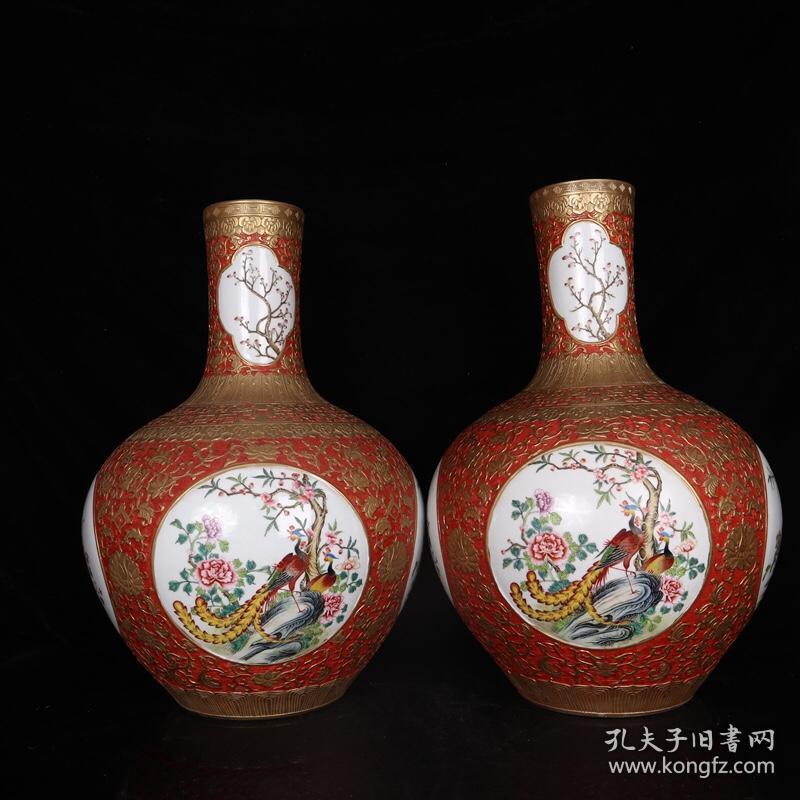 《精品放漏》全品相清瓷器收藏 清乾隆：珐琅彩鎏金浮雕开光花鸟纹天球瓶一对
高宽：57*35cm