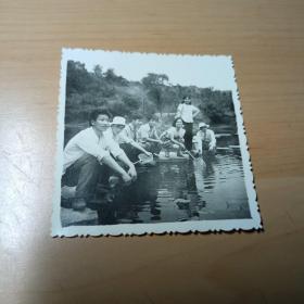 老照片–七人水边嬉戏