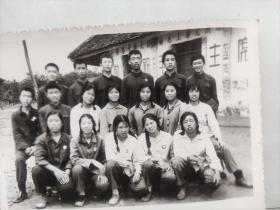 60年代十几个帅哥美女佩戴毛主席像章合影照片1.“敬祝毛主席……”2.“无线忠于伟大领袖毛主席”3.“……革命委员会”4.小小一间房标语无数