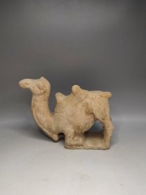唐代陶制骆驼，唐代骆驼，唐代陶塑。唐代骆驼俑。在古丝绸之路上，骆驼承担着东西方交流的主要运输，是丝绸之路的重要见证。长17.5cm 宽6cm 高13cm。