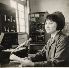 建国早期美女军人广播员