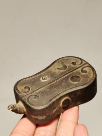 旧藏: 铜制墨水壶 文房用 造型雅致 小巧有趣 尺寸: 高2.2厘米 长9厘米。
