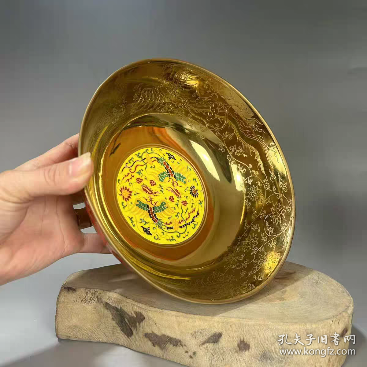 清粉彩红地花卉碗