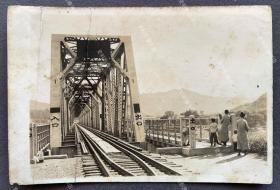 【吉林旧影】民国时期 吉林第一座跨江桥梁“吉敦铁路”松花江大桥 原版老照片一枚（桥头和人行道口有“入口”“出口”字样。松花江铁路桥，又名为东团山铁路桥、吉敦铁路桥。始建于1926年6月，1927年8月竣工通车，是吉林市的第一座跨江桥梁。全长443.78米，两侧设有1.5米的人行道。1946年5月国共内战期间，该桥曾被炸断，1948年11月修复通车。）