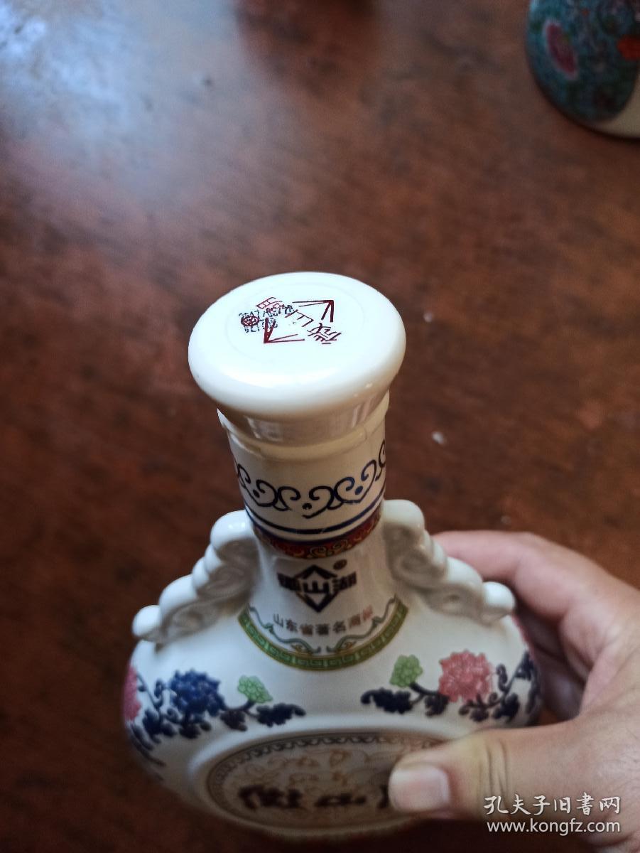 点击查看原图 酒瓶收藏.惜春作画.黛玉葬花(微山湖酒.十二金钗珍藏版)