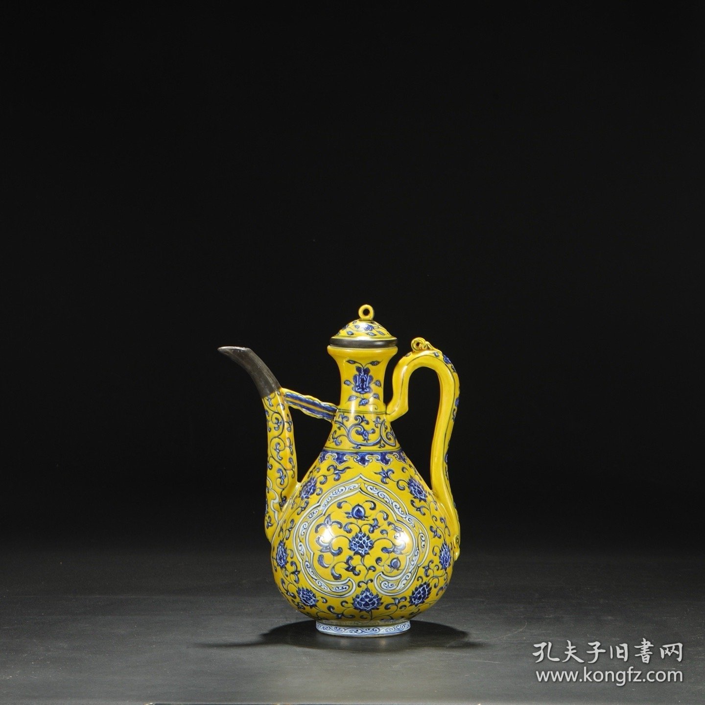 明代 永乐黄地青花开窗花卉纹银口大执壶 尺寸：高32.5公分 口径6.5公分 直径24公分