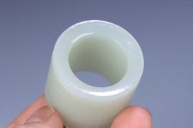 晚清 和田玉吉祥如意纹扳指。 规格:3.1*3.4*2.2cm 重47g