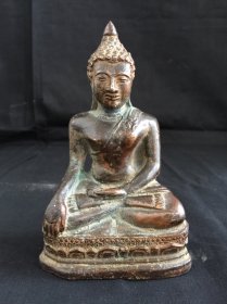 清净豁然开：清民时期铜像精品一尊：此尊肉髻高隆，宝珠顶严，双目微闭，大耳垂肩，开脸圆润端正，静谧气敛，似在沈想冥思。其身着袒右肩式衲衣，纹饰流畅自然，呈全跏趺坐。左手结禅定印，右手作触地印。整像工艺精湛，造型肃穆，醇陈灿然，权衡合度。