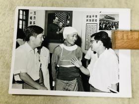 新华社原稿老照片，1973年，台湾省旅日旅美同胞乒乓球代表团与中央民族大学教授田中山