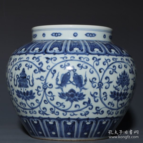 旧藏明宣德青花八宝缠枝纹罐高度20.8cm，口径15.5cm，肚径25cm.底径15cm。