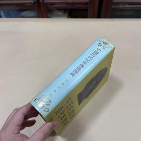 中国历代纪年佛像图典  32开精装带书衣佛教傳入中國，佛教藝術也隨之在中國獲得發展，並且在其流經之地，分别形成了各具地方特色和時代特色的造像風格和樣式，令中國多民族佛教藝術的内涵更為豐富多彩。這一發展過程既展示了中國佛教藝術的歷史成就，也豐富了中國文化的深厚傳統。但是，古代雕塑藝術從事者多為工匠，有關歷史記載很少，不如繪畫多有文人留下的論述。因此，探索中國佛教造像的歷史進程與成就