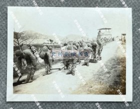 1943年左右 浙江富阳、金华一带作战的日军若松联队士兵在炮楼/瞭望塔前的道路上排雷 原版老照片一枚