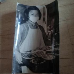 女服务员上菜，老照片