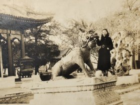 民国大衣时髦美女老照片