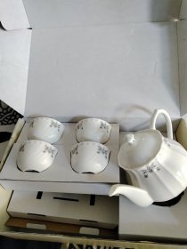 纽崔莱哲品高级骨瓷茶具五件套，全新未使用，四个咖啡杯加一套茶壶，喜欢的朋友来结缘。