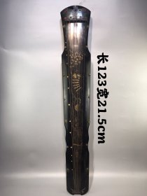 描金七弦琴，古琴音域宽广，音色深沉，余音悠远