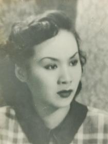 白燕，黑白小照片一张。原名陈玉屏，广东人。1936年考入广州国际影片公司，从此走上演员之路，1937年到香港演出第一部电影《锦绣河山》。是一位香港粤语片演员，演出过多套电影。擅长演绎遭遇不幸的女性和端庄娴淑的贤妻良母，形象鲜明，与吴楚帆、张瑛、张活游合作最多。主演的名片包括：《蝴蝶夫人》。 。