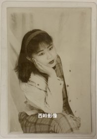 【老照片】约1980年代打扮漂亮的气质女孩（已过塑）